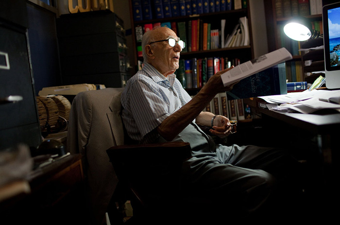 احسان یارشاطر بنیان‌گذار مرکز ایران‌شناسی آمریکا و مدیر تدوین دانشنامه انگلیسی‌زبان ایرانیکا