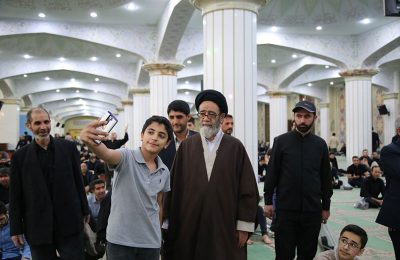 چرا عکس سلفی با یک امام جمعه برای جوانان جذاب می‌شود